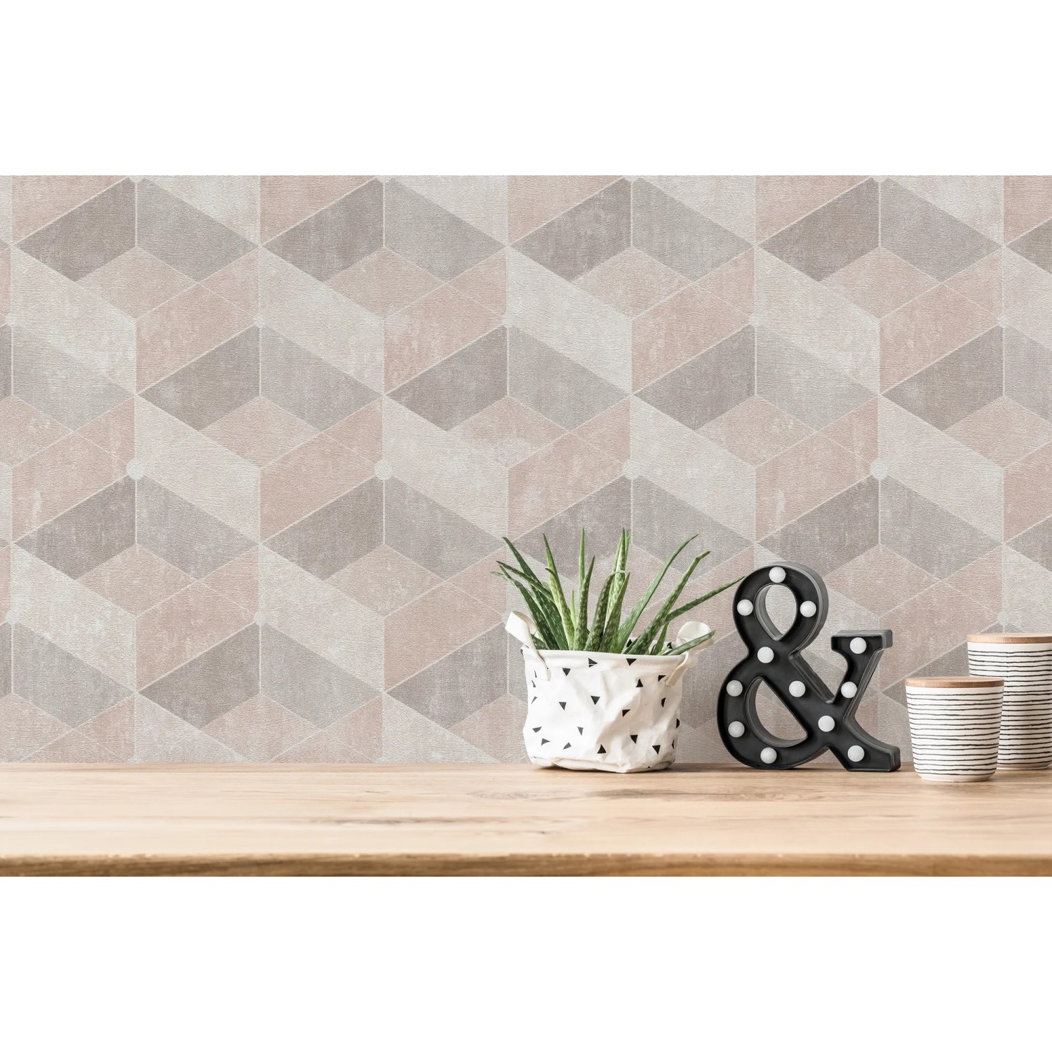 Vliestapete mit 3D-Effekt, geometrischem Muster, Glitzer und leichter Struktur in Beige und Creme.