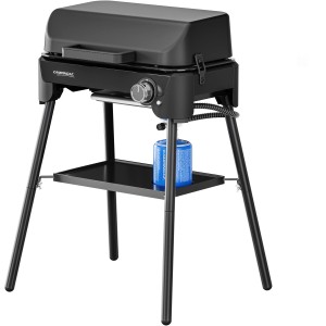 Campingaz Gasgrill Tour & Grill CV Plus mit Deckel, Beinen und Gasflasche auf Ablage.