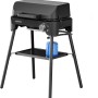Campingaz Gasgrill Tour & Grill CV Plus mit Deckel, Beinen und Gasflasche auf Ablage.