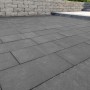 Verlegte Diephaus Gehwegplatten Anthrazit 60x40 cm mit Fase auf einer Terrasse.