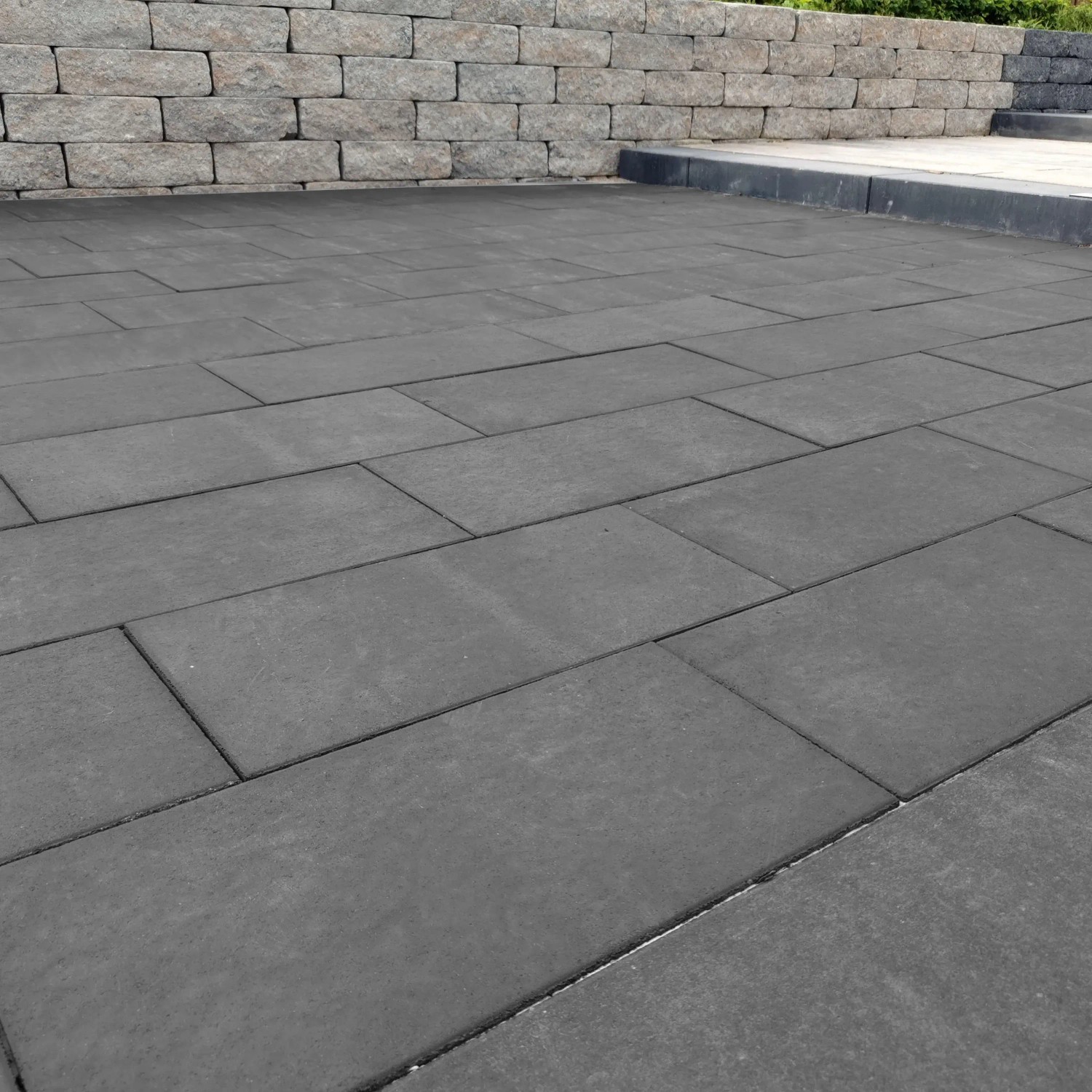 Verlegte Diephaus Gehwegplatten Anthrazit 60x40 cm mit Fase auf einer Terrasse.