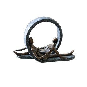Gilde Skulptur Auszeit: Bronzefarbene Figurenpaar in grauem Ring aus Kunstharz, matt und strukturiert. Dekorative Figur.