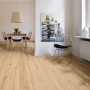 Heller Wohnraum mit Living by Haro Parkett Landhausdiele Eiche Weiß strukturiert, geölt.