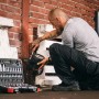 Gedore Steckschlüssel-Satz, 94-teilig, im Einsatz mit Handwerker und Werkzeugkoffer.