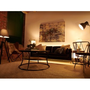 Wohnzimmer mit warmweißem Licht durch Osram E27 LED Leuchtmittel in Glühlampenform.