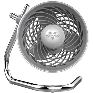 Vornado Pivot Tischventilator in Eisgrau, kompakter Ventilator mit Chromfuß.
