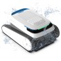 Pool Royal Akku-Poolroboter reinigt Pool. Poolsauger mit Raupenantrieb in Weiß und Grau.