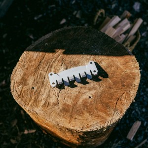 Fiskars Ersatzklinge für Anzündholzspalter X-Series Gr. S auf Holzscheit.