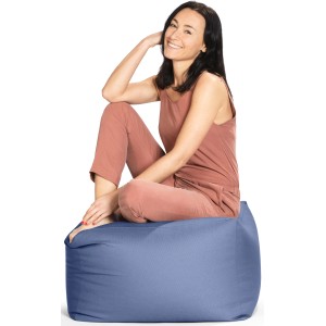 Frau sitzt auf blauem Sitting Point Hocker Outside 150 l. Bequemer Sitzsack für Innen und Außen.