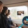 fischer Vakuum Pad Klebepads im Einsatz: Tablet an Zugfenster befestigt, für flexiblen Halt ohne Kleben.