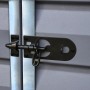 Detailaufnahme: Schwarzer Riegel an grauer Tür des Palram Canopia Gerätehauses.