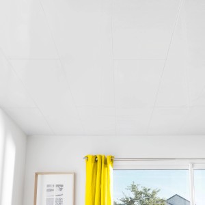 Grosfillex Wandverkleidung Element Compact, weiße Dekor-Paneele an Decke montiert.