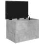 Offene, betongraue Sitzbank mit Stauraum und dunklem Sitzkissen. Möbel für Flur oder Wohnzimmer.
