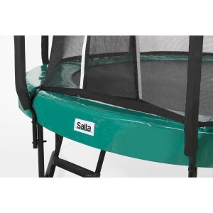 Detailaufnahme: Grünes Salta Trampolin First Class ø 251 cm mit Sicherheitsnetz und Leiter.