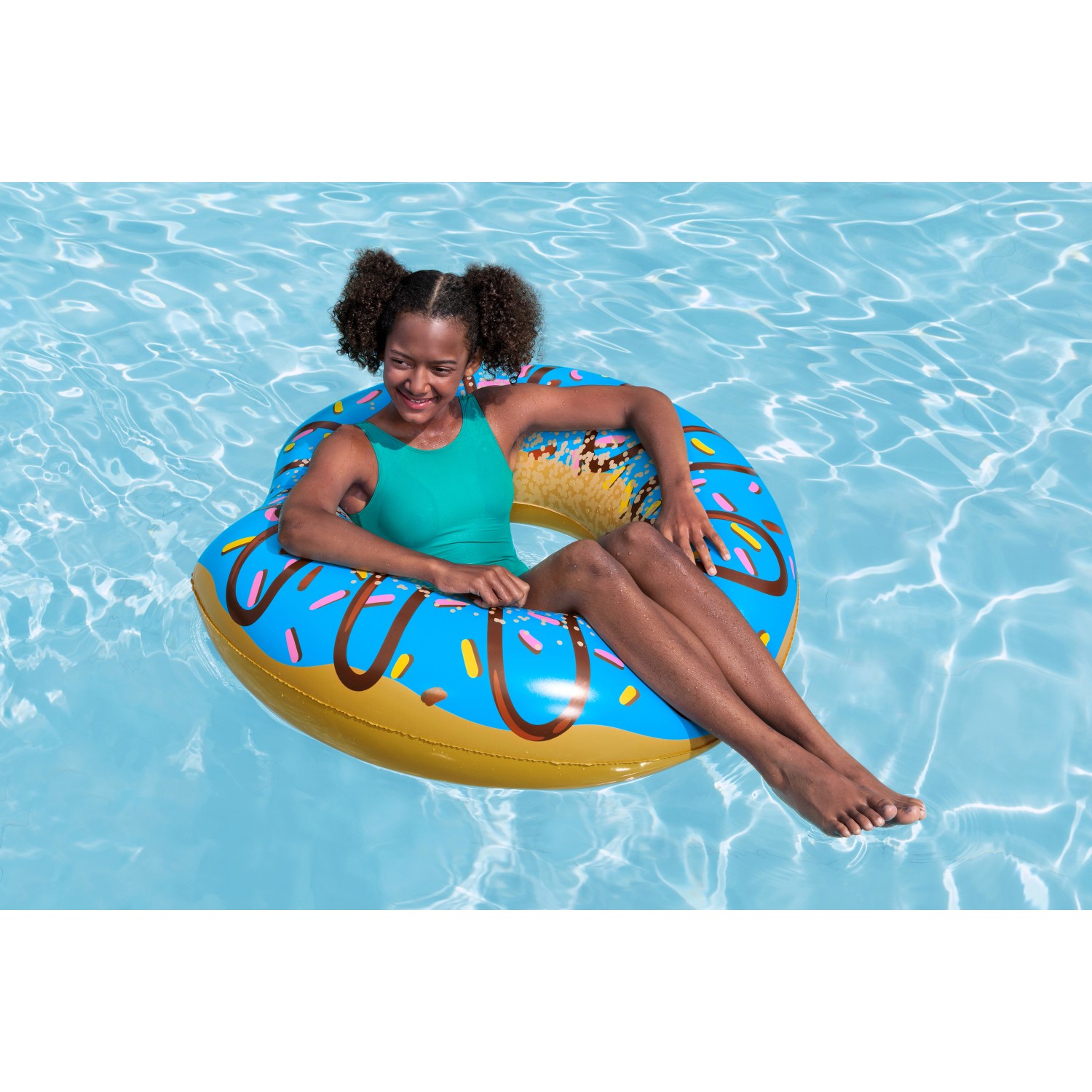 Frau im Pool mit blauem Bestway Schwimmring Donut (Ø 107 cm) mit bunten Streuseln.