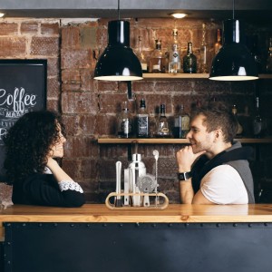 Silbernes 11-tlg. Cocktailset aus Edelstahl mit Bambusständer auf einer Bar. Ideal für Mixgetränke.
