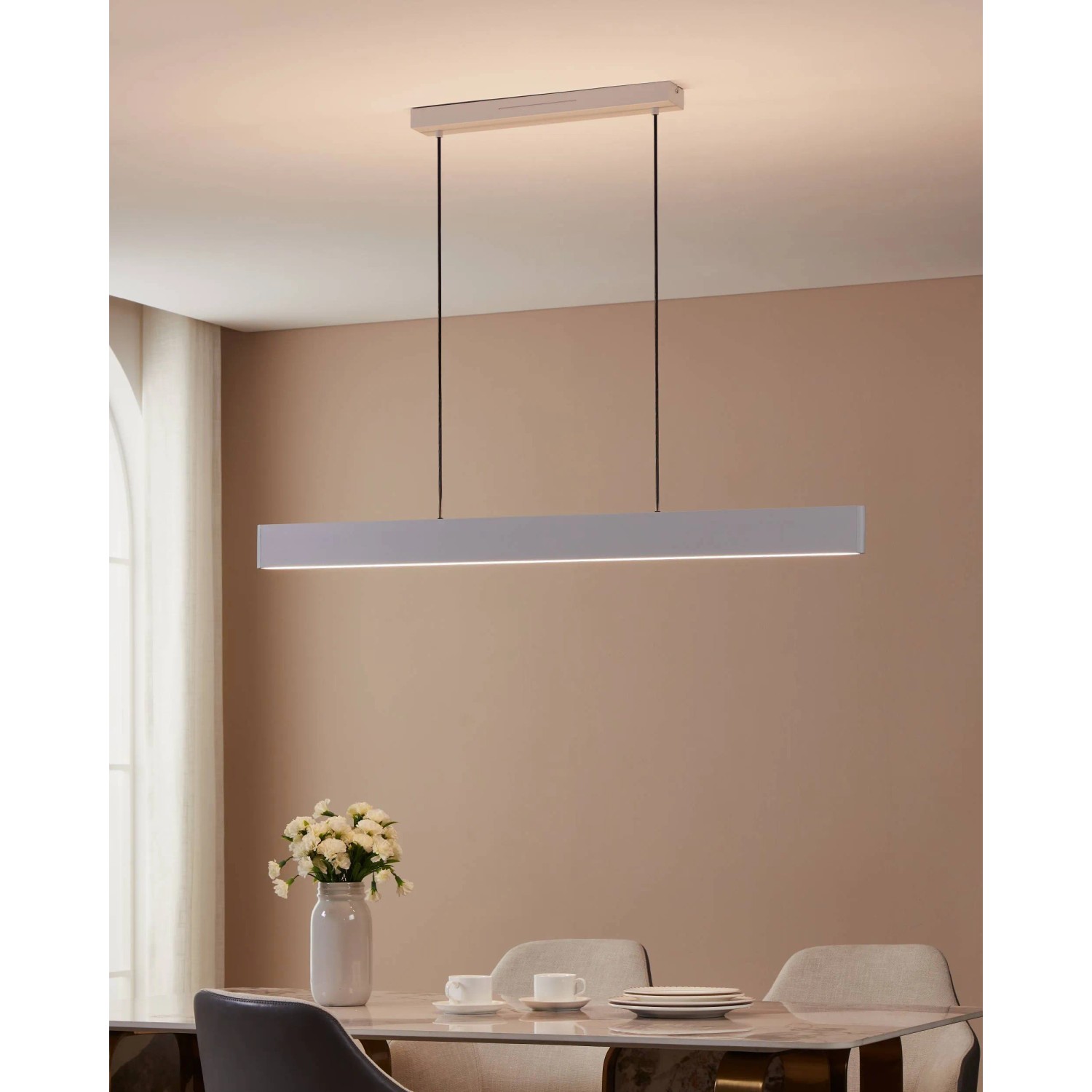 Graue Eglo LED-Pendelleuchte Andreas-Z, 119 cm, RGB/CCT, smarte Connect.Z Leuchte über Esstisch.