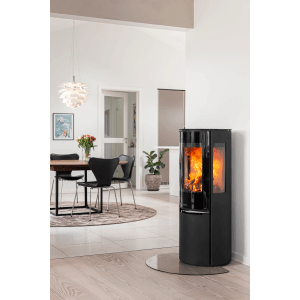 Schwarzer Aduro Kaminofen 22.5 Lux mit Automatik und Stahlverkleidung im Wohnraum.