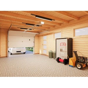 Palmako Holzgarage Rasmus mit Sektionaltor, naturbelassen. Innenansicht mit Auto und Gartengeräten.