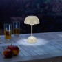 Beige Solar-LED-Tischleuchte Messina auf Holztisch. Moderne Retro-Außen-Dekoleuchte, dimmbar.