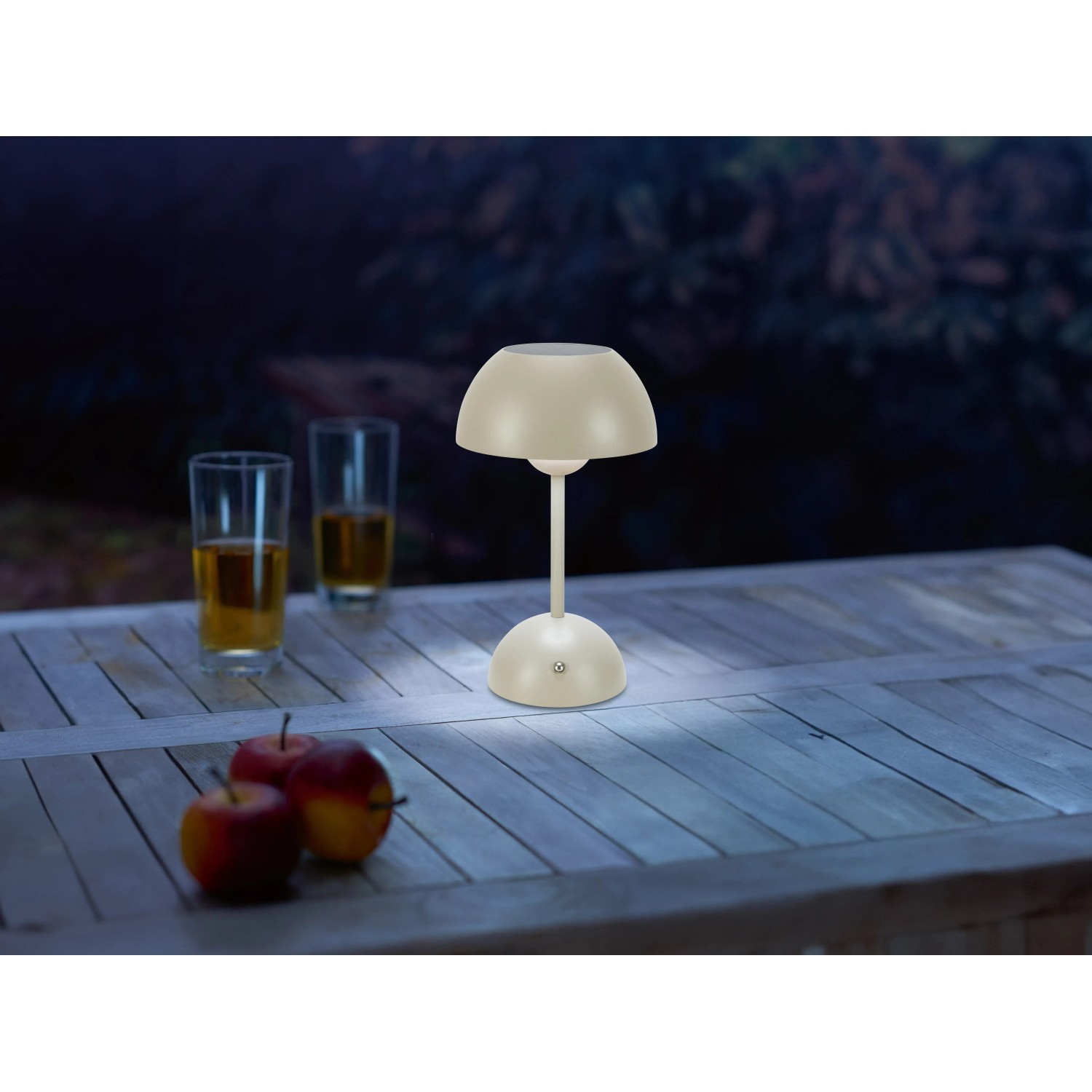 Beige Solar-LED-Tischleuchte Messina auf Holztisch. Moderne Retro-Außen-Dekoleuchte, dimmbar.