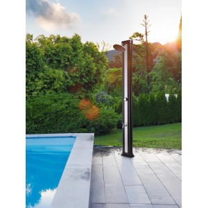 Solardusche Classic neben Pool im Garten. Outdoor Dusche mit Kalt-Warm-Ventil und Entnahmehahn.