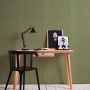 PROFHOME Streifen Tapete in Grün mit Textiloptik an einer Wand hinter einem Schreibtisch.