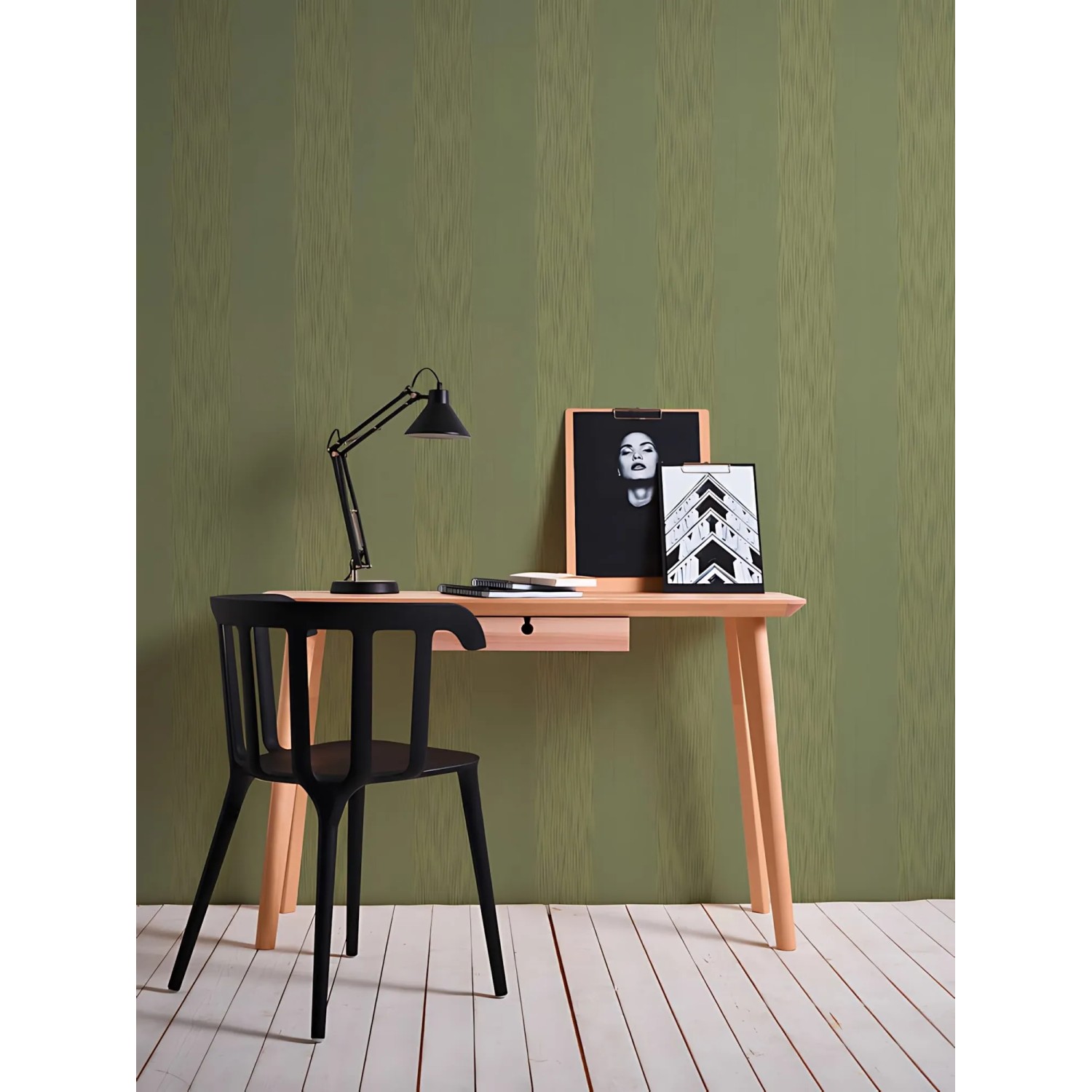 PROFHOME Streifen Tapete in Grün mit Textiloptik an einer Wand hinter einem Schreibtisch.