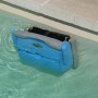 Blauer Akku-Poolroboter Orca 300 CL im Wasser, geeignet für Boden, Wand und Wasserlinie.