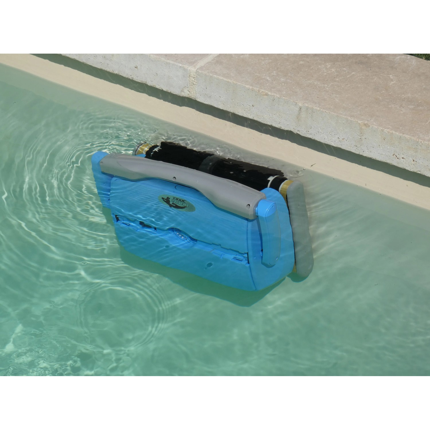 Blauer Akku-Poolroboter Orca 300 CL im Wasser, geeignet für Boden, Wand und Wasserlinie.