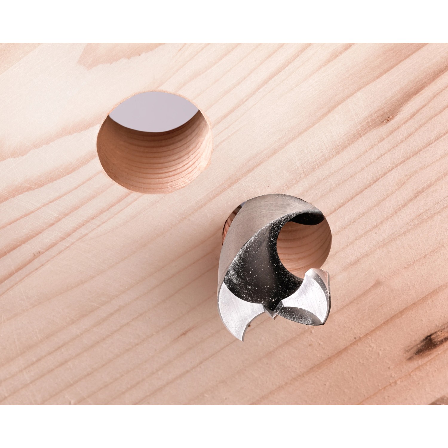 kwb 3-S Japan Schlangenbohrer 32mm beim Bohren in Holz. Holzbohrer für ausrissfreie Löcher.
