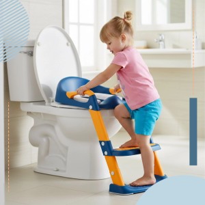 Kind klettert auf blauen, gelben Kinder-Toilettensitz mit Leiter auf weißem WC. Höhenverstellbarer WC-Sitz für Kleinkinder.