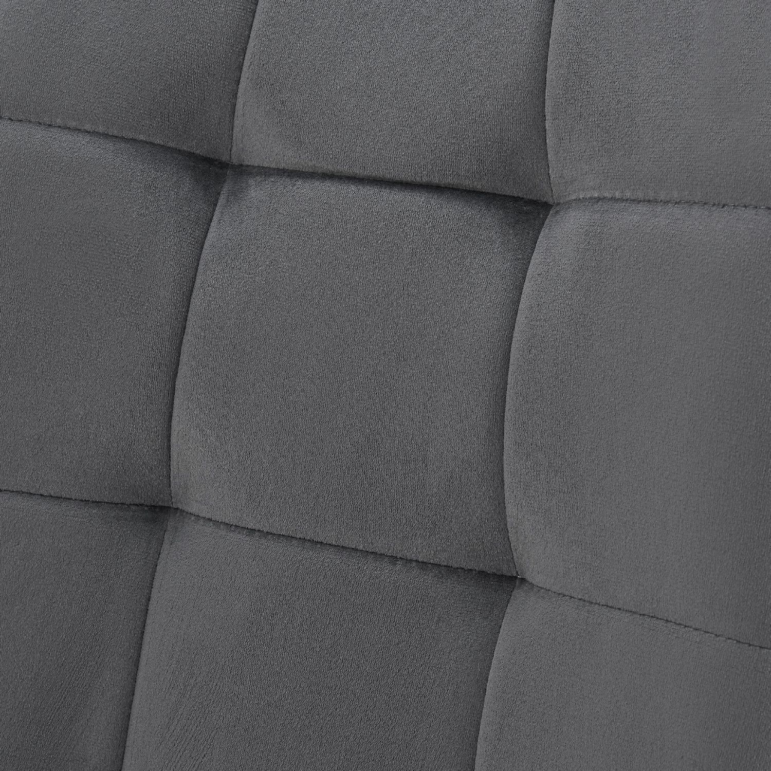 Detailaufnahme: Dunkelgrauer Samtbezug mit Chesterfield-Muster des Juskys Esszimmerstuhls Blanca.