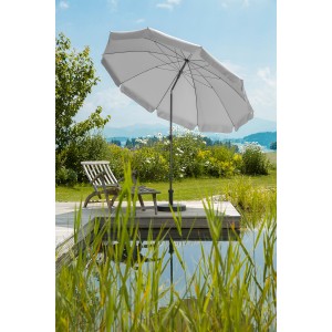 Schneider Balkonschirm, Ø 250 cm, silbergrau mit Knickfunktion, auf Terrasse am Wasser.