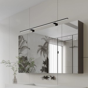 Schwarze kalb 120cm LED Spiegelleuchte Spectraline im Badezimmer über einem Spiegelschrank.