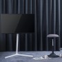 Freistehender, weißer Schwaiger TV-Bodenstandfuß TVBS7040 für Flachbildschirme im Wohnraum.