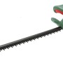 Bosch EasyHedgeCut 45 Elektro-Heckenschere mit 45 cm Schnittlänge für präzise Heckenschnitte.