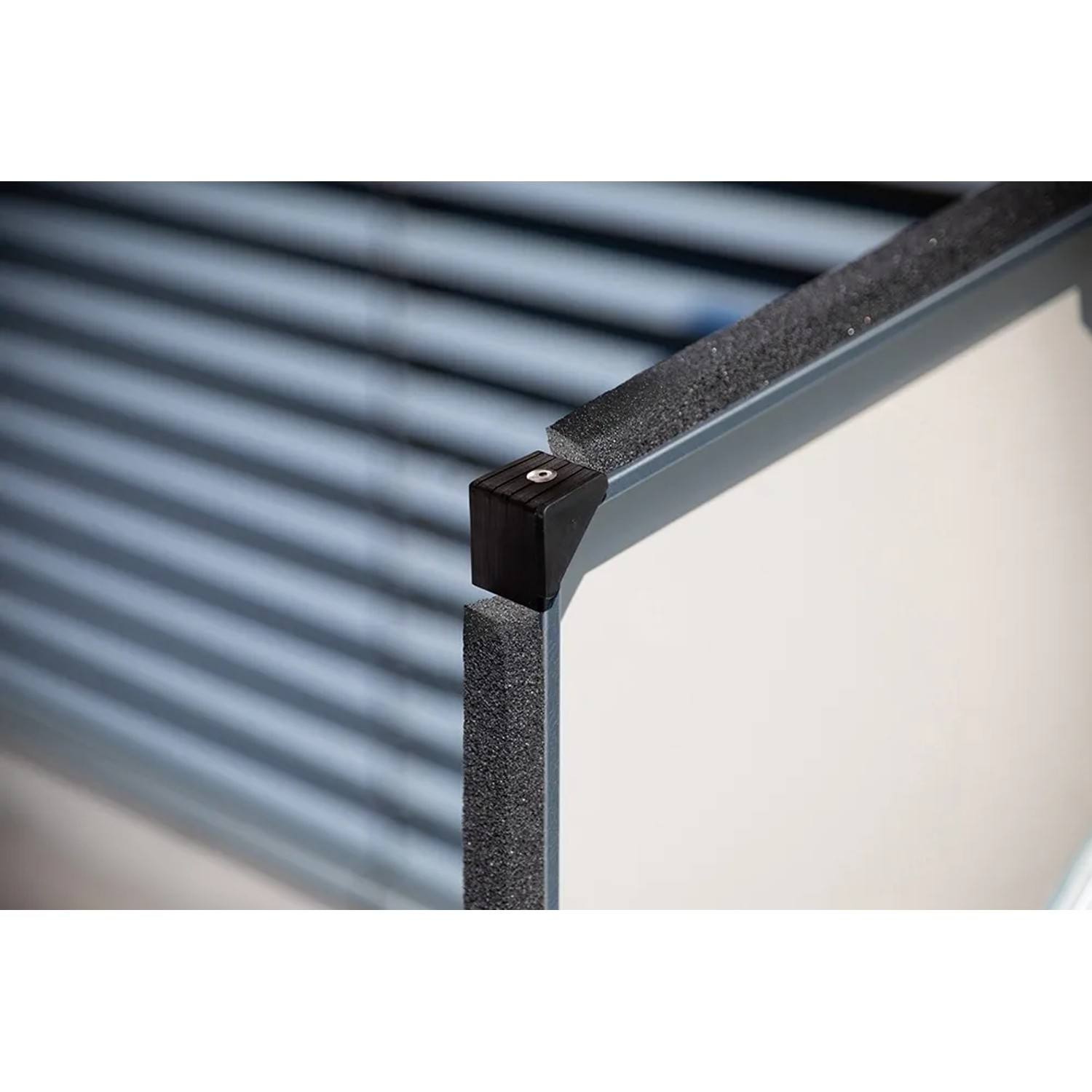 Detailansicht Trimetals Aufbewahrungsbox Stowaway, anthrazitfarbene Universalbox mit Metallelementen.
