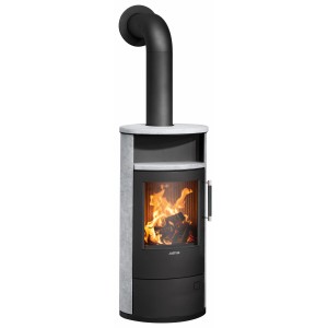 Justus Island 5 2.0 Kaminofen mit Specksteinverkleidung, 5 kW Leistung. Feuer sichtbar.