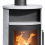 Justus Island 5 2.0 Kaminofen mit Specksteinverkleidung, 5 kW Leistung. Feuer sichtbar.