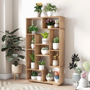 Costway Bücherregal mit 9 Fächern, Standregal aus Holz in Natur, gefüllt mit Pflanzen.