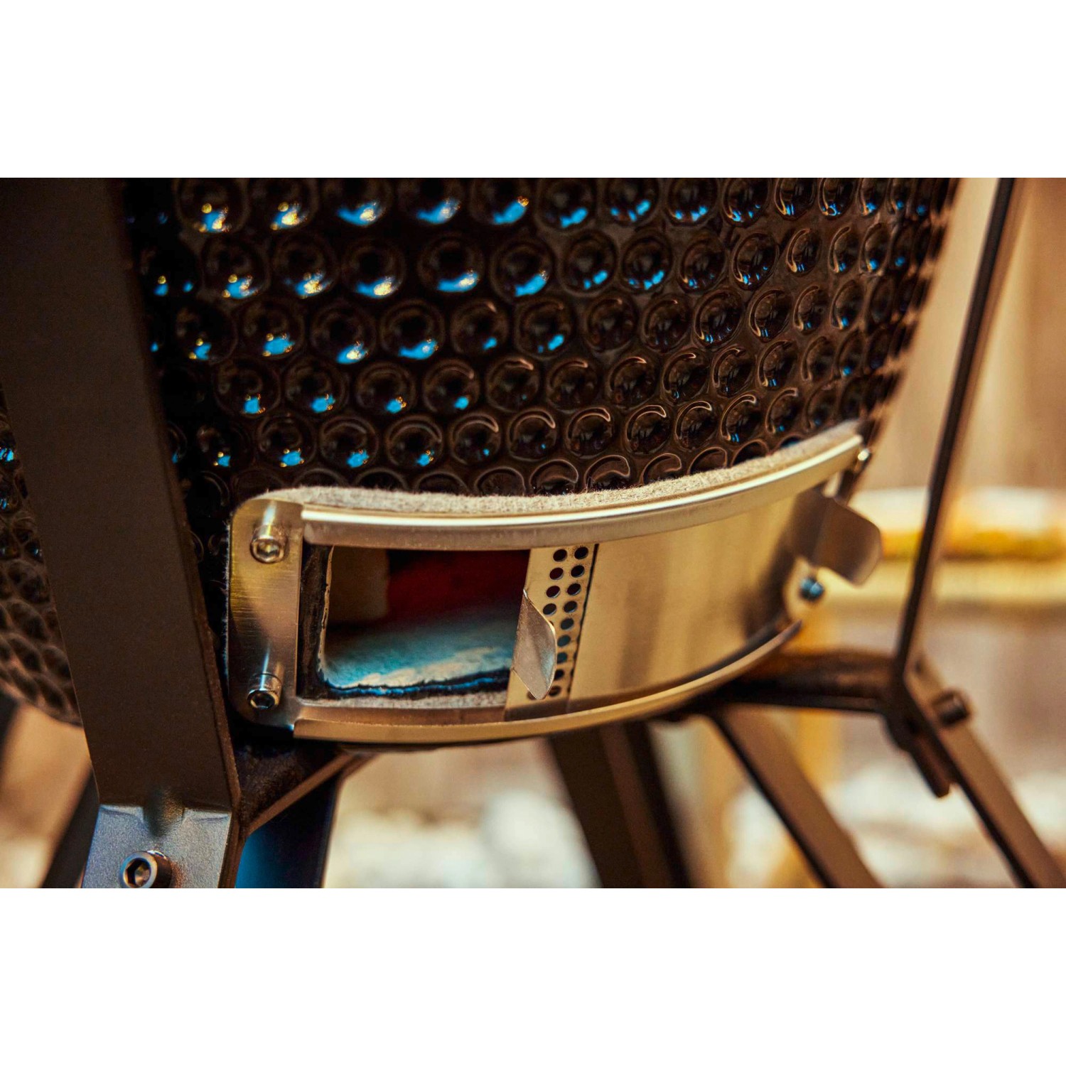 Detailaufnahme: Jamestown Keramik-Holzkohlegrill Marwin M mit Zuluftregelung.