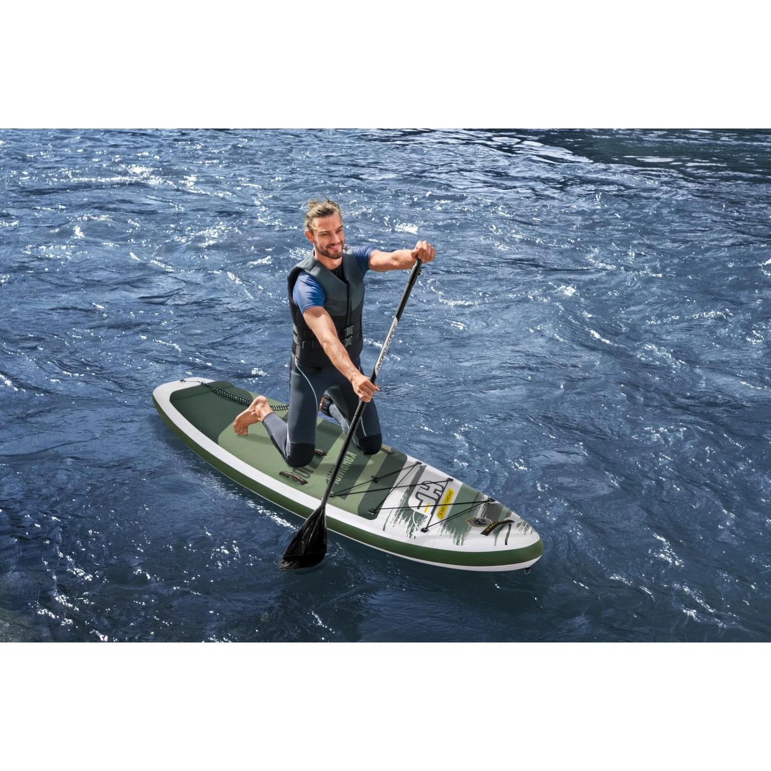 Bestway Hydro-Force SUP River Board Kahawai mit Paddler auf dem Wasser.