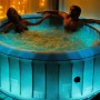 MSpa Comfort Starry AirJet Whirlpool mit LED-Beleuchtung und Hydromassage in Nutzung.