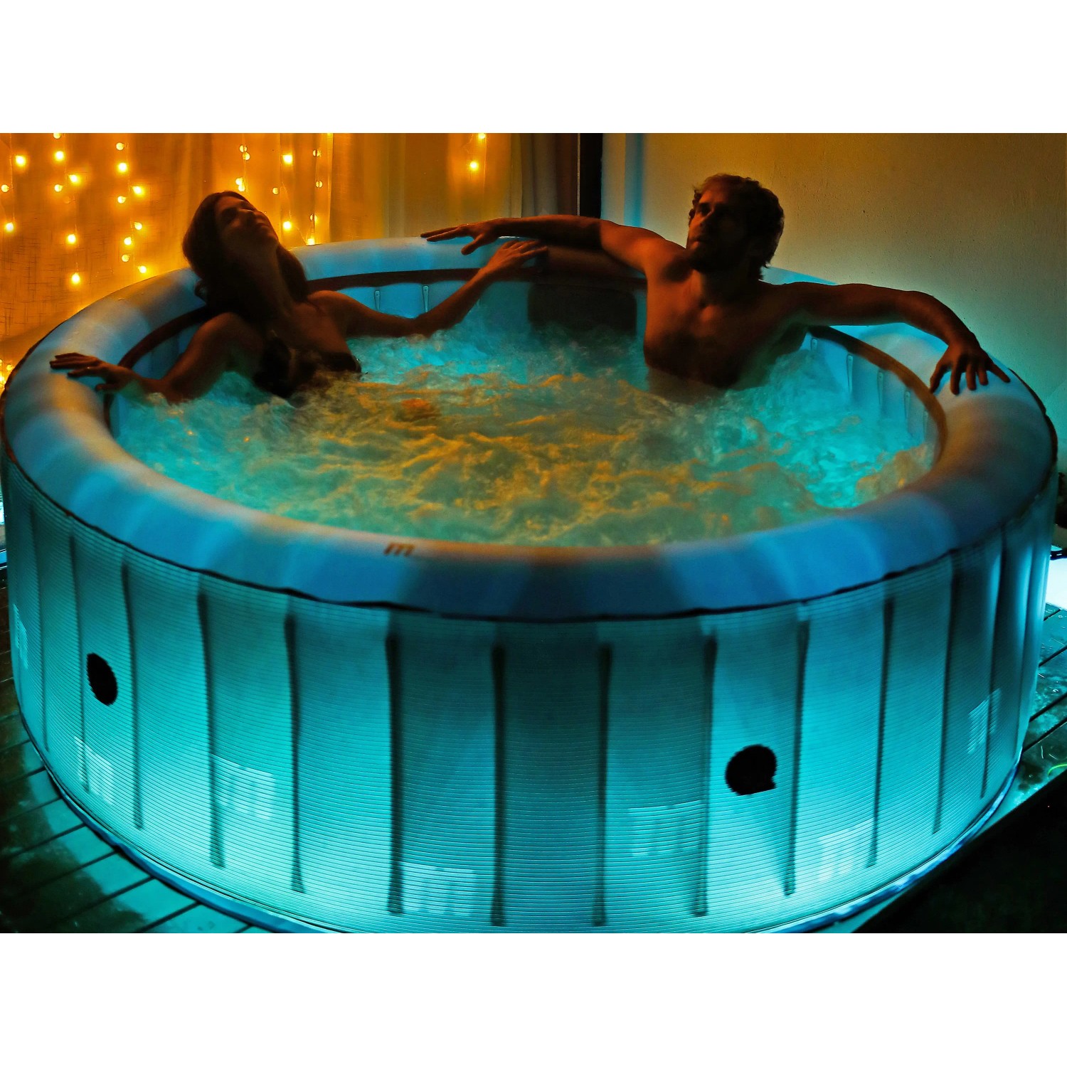 MSpa Comfort Starry AirJet Whirlpool mit LED-Beleuchtung und Hydromassage in Nutzung.
