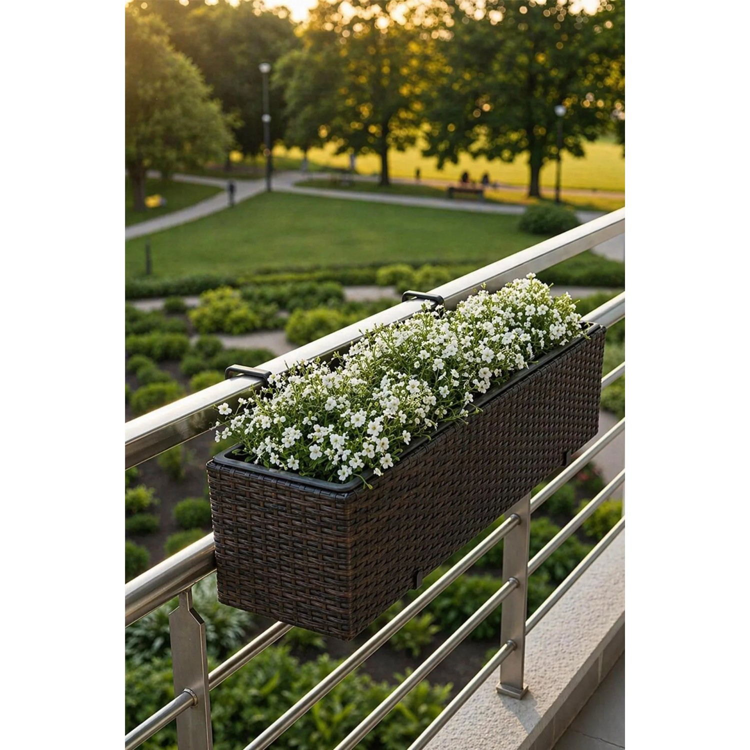 Brauner Vivanno Blumenkasten Balkoni 80 cm mit weißen Blumen am Balkongeländer.
