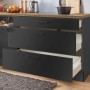 Detailansicht: pino Küchenzeile in Grafit mit offenen Schubladen. Moderne Einbauküche mit viel Stauraum.