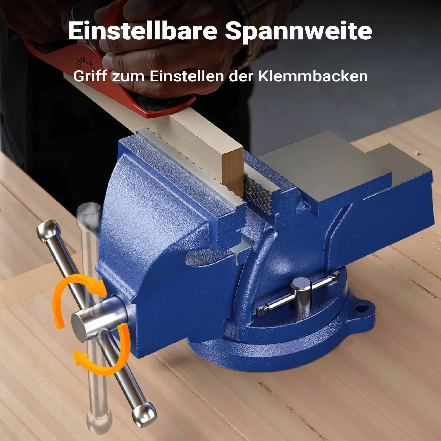 Blauer Wiltec Schraubstock 100mm auf Werkbank, spannt Holzblock. Einstellbare Klemmbacken, Amboss für präzise Arbeiten.