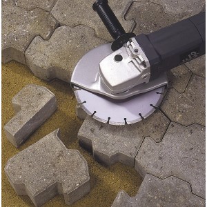 LUX Diamant-Trennscheibe 125 mm auf Winkelschleifer beim Schneiden von Steinpflaster.