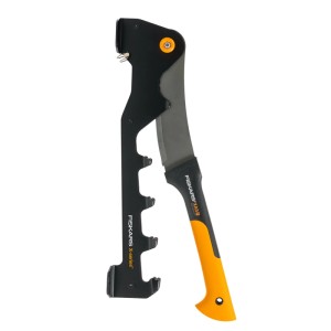 Fiskars X-Series Anzündholzspalter mit Wandhalterung, orange-schwarz. Ideal zum Spalten von Anzündholz.